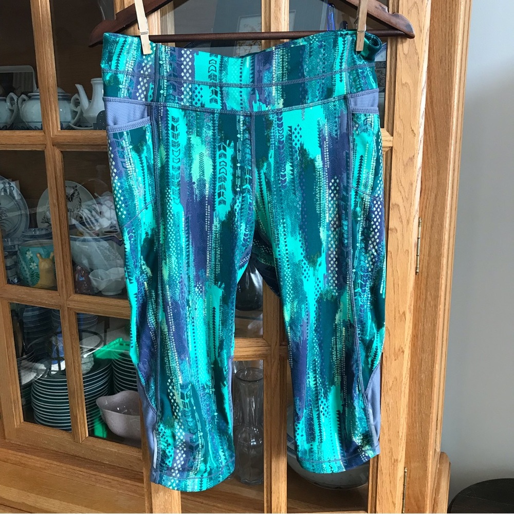 Athleta green arrow cropped activewear pants size M